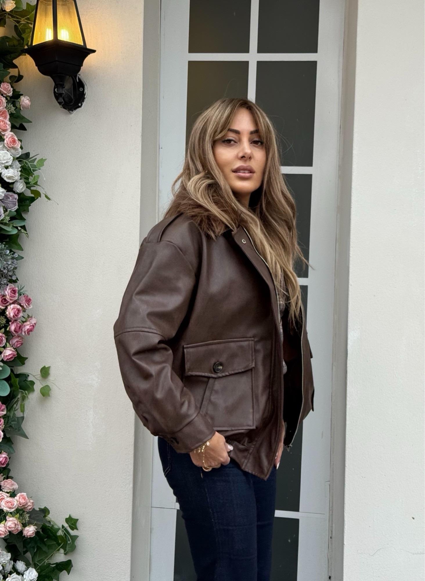 Premium Yakası Kürk Detaylı Acı Kahve Deri MontYeni Gelenler ModayPremium Yakası Kürk Detaylı Acı Kahve Deri Mont