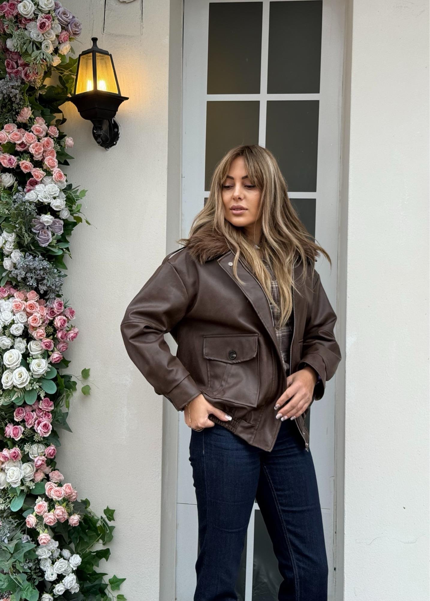 Premium Yakası Kürk Detaylı Acı Kahve Deri MontYeni Gelenler ModayPremium Yakası Kürk Detaylı Acı Kahve Deri Mont