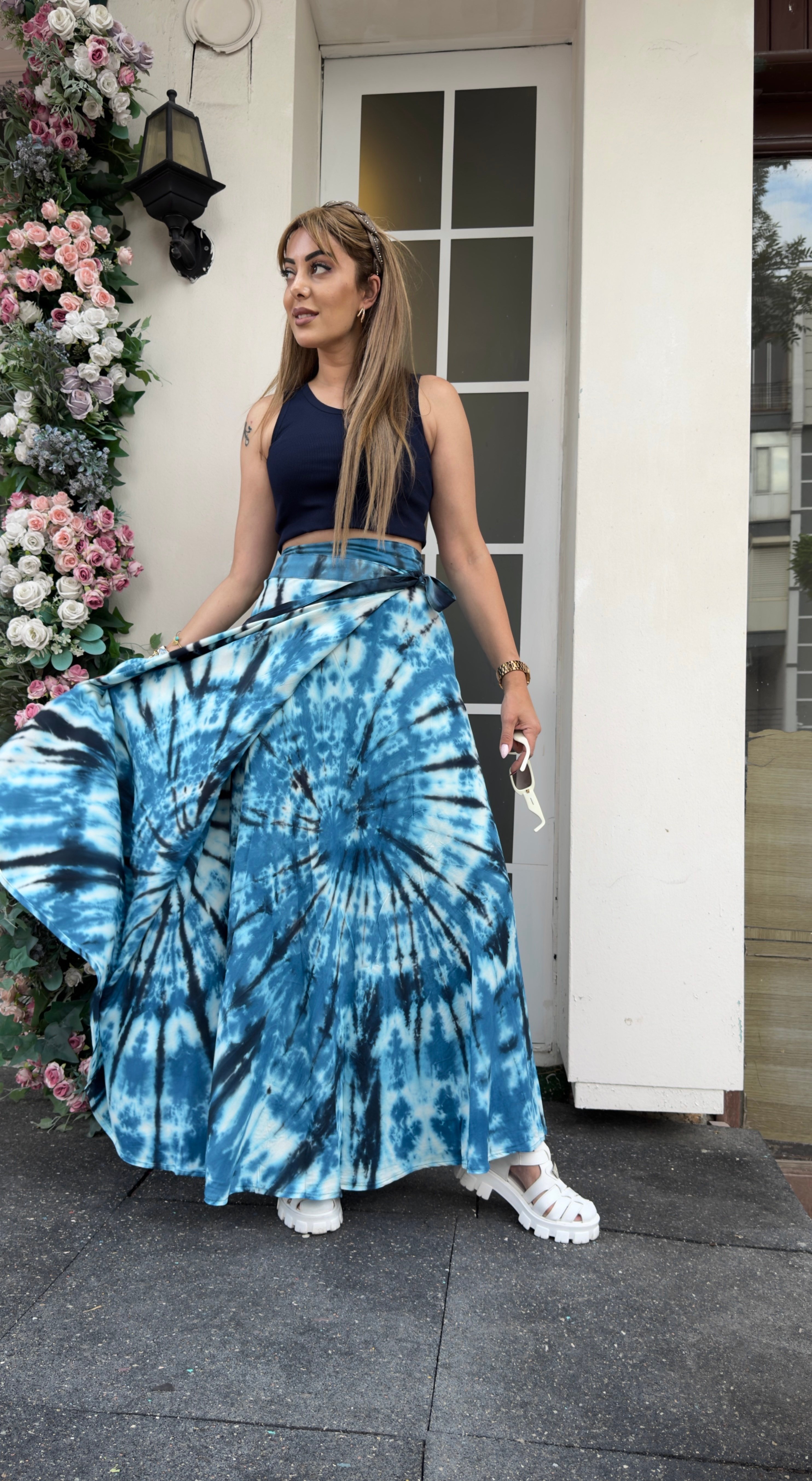 Sahara Batik Desenli Bağlama Detaylı Mavi Maxi EtekYeni Gelenler ModaySahara Batik Desenli Bağlama Detaylı Mavi Maxi Etek