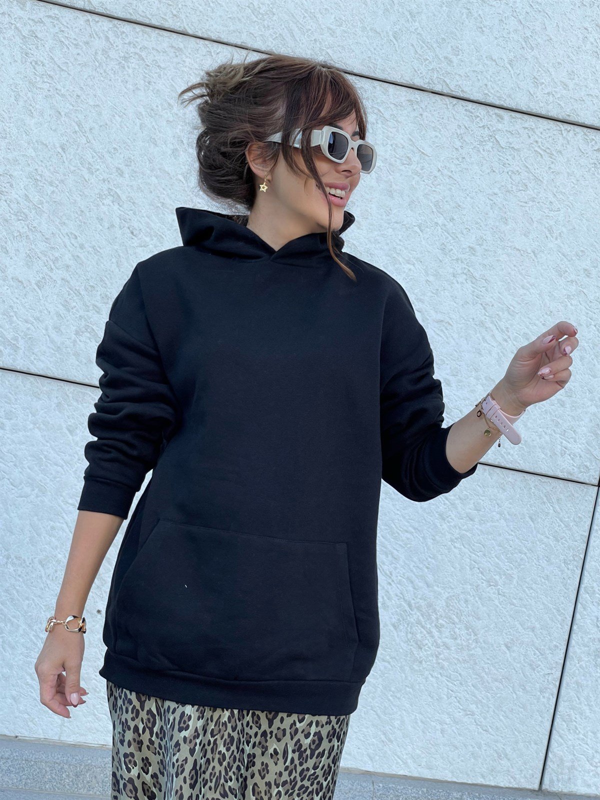 Siyah Kapüşonlu SweatYeni Geleneler ModaySiyah Kapüşonlu Sweat