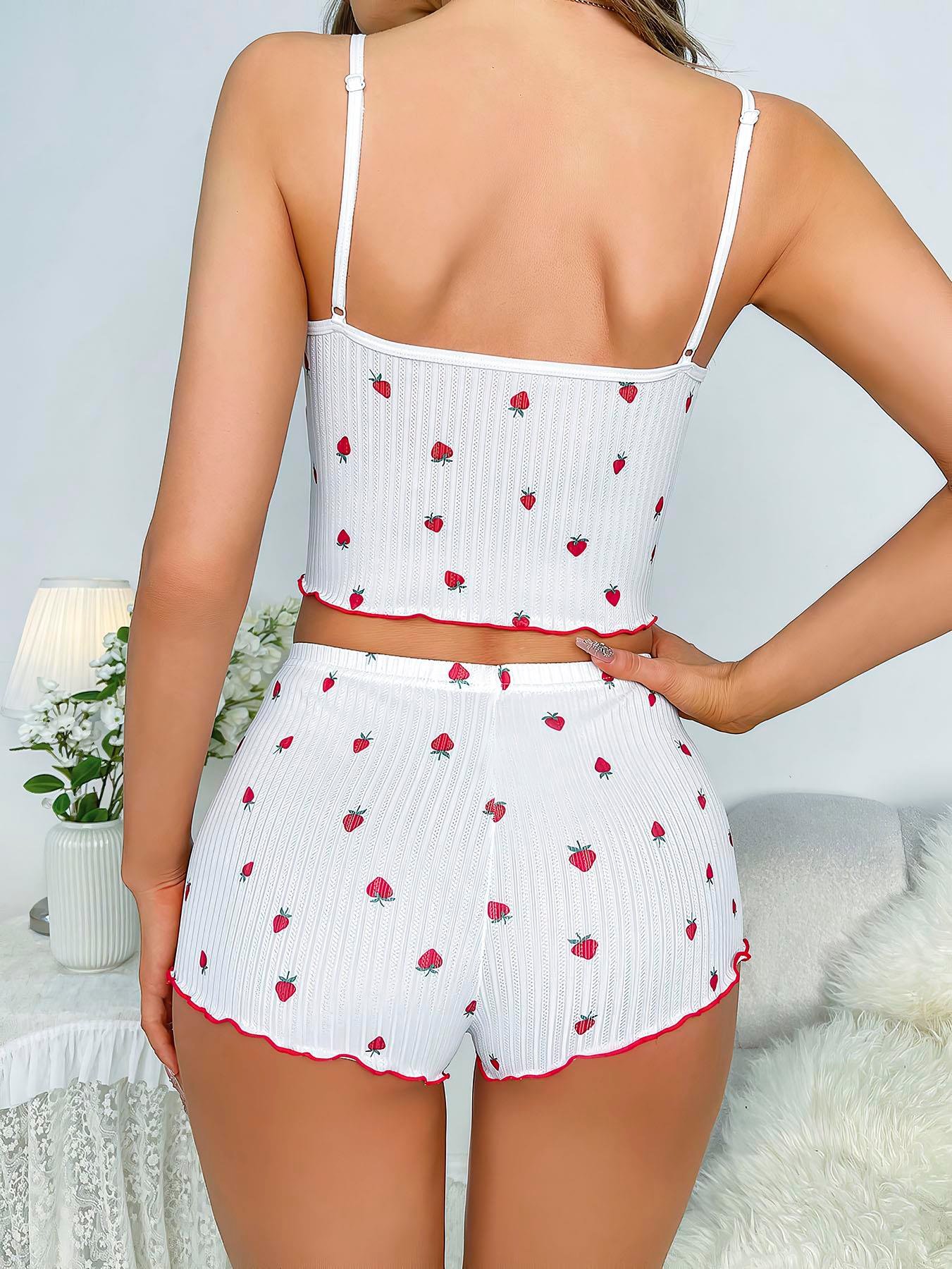 Arias Closet Beyaz Üstüne Çilek Desenli Askılı Şortlu Pijama Takımı