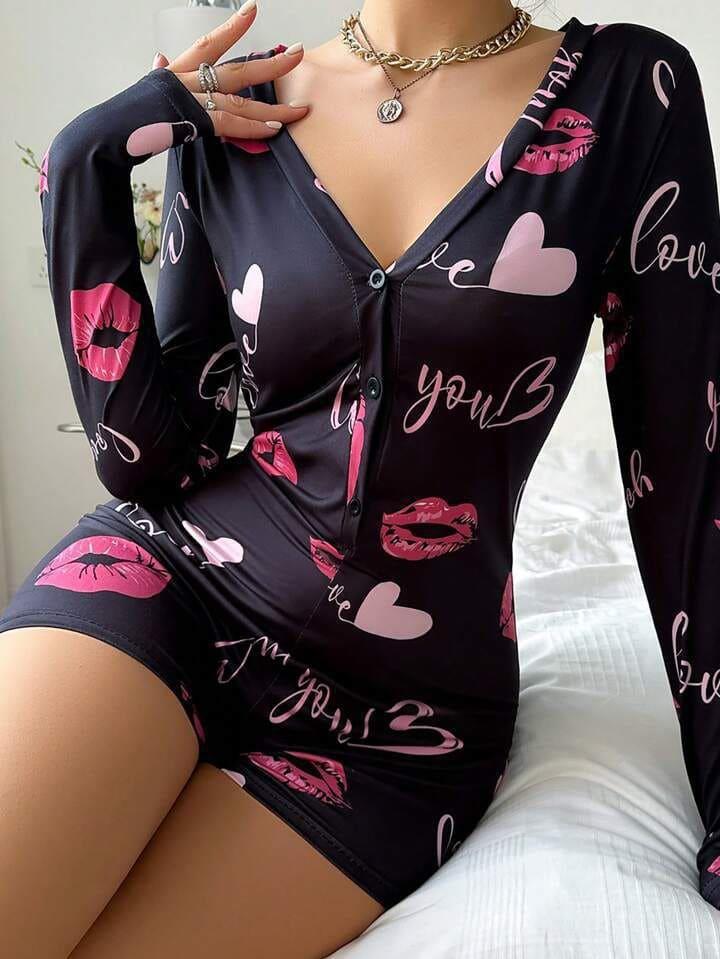 Arias Closet Pamuklu Kırmızı Öpücük ve Kalp Desenli Düğmeli Uzun Kol Tulum Pijama