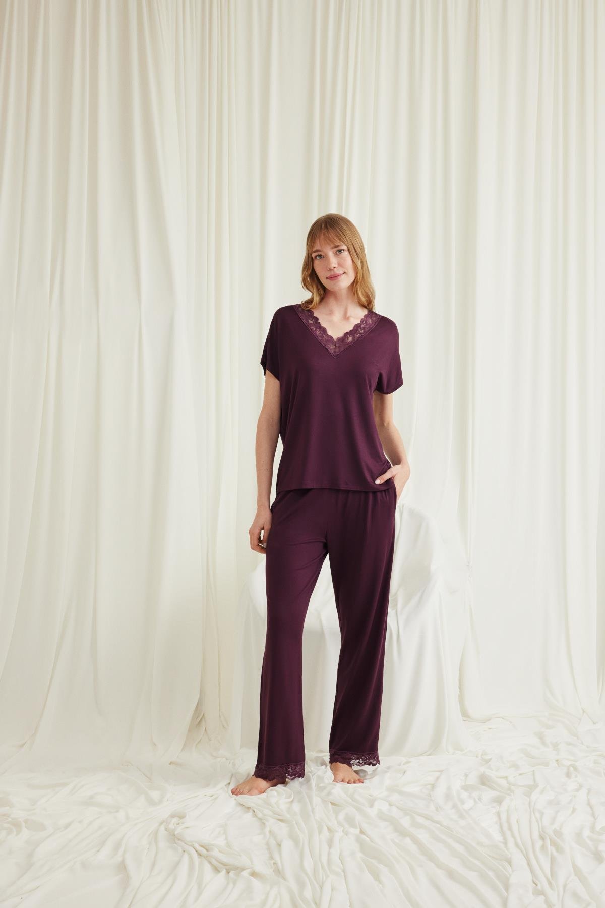 Kısa Kollu V Yakalı Dantelli Pijama Takımı