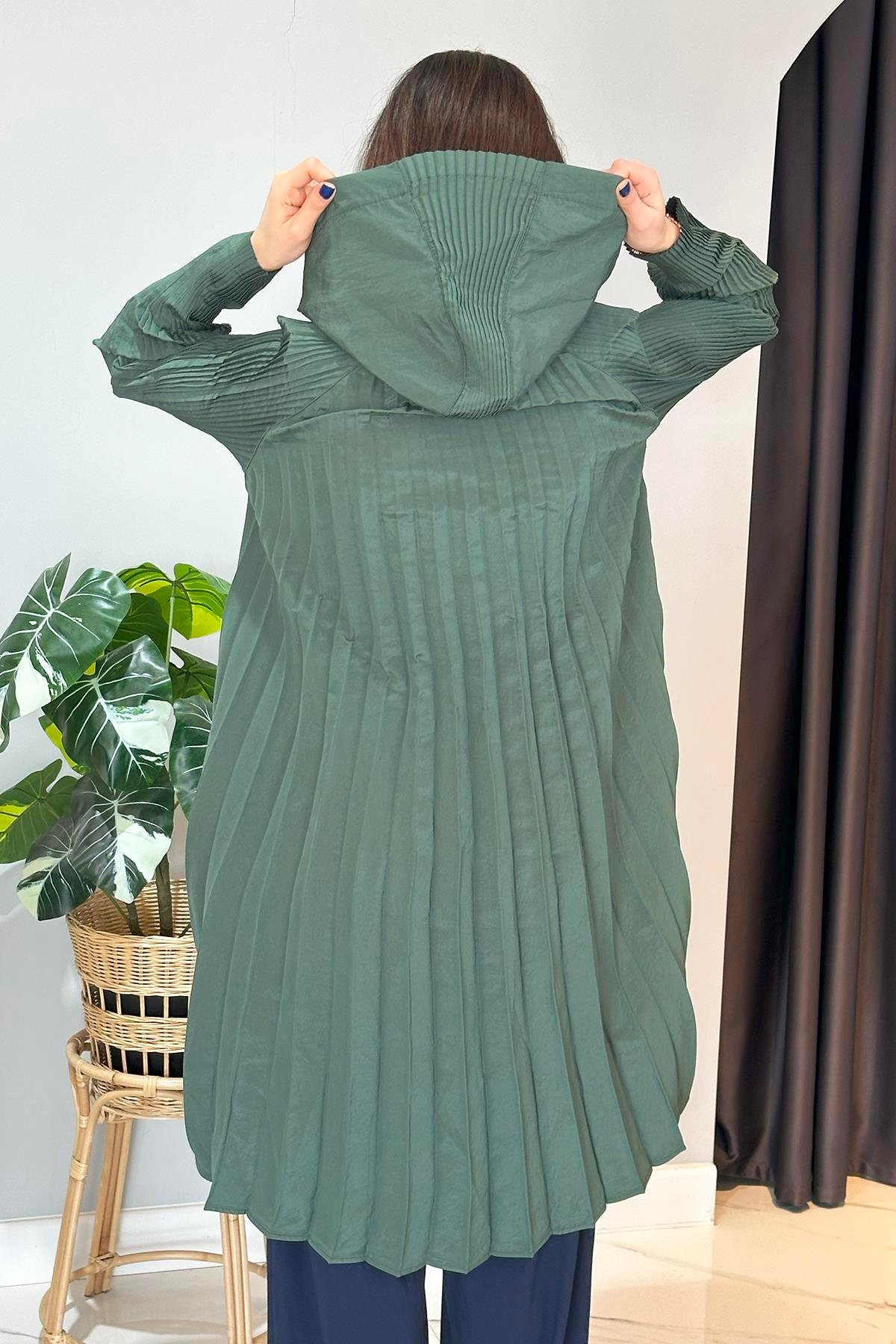 Önden Çıtçıt ve Plise Kolları Akordiyon Kap 5881 Turmalin Yeşil