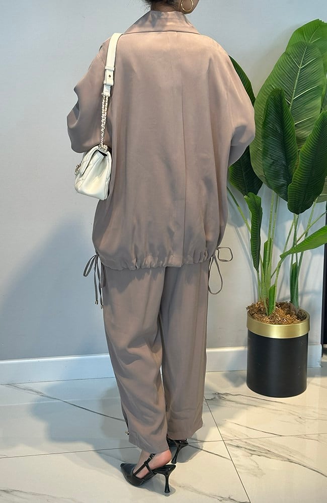 Önü Aksesuar ve Düğmeli Pantolonlu Takım 26197 Bej