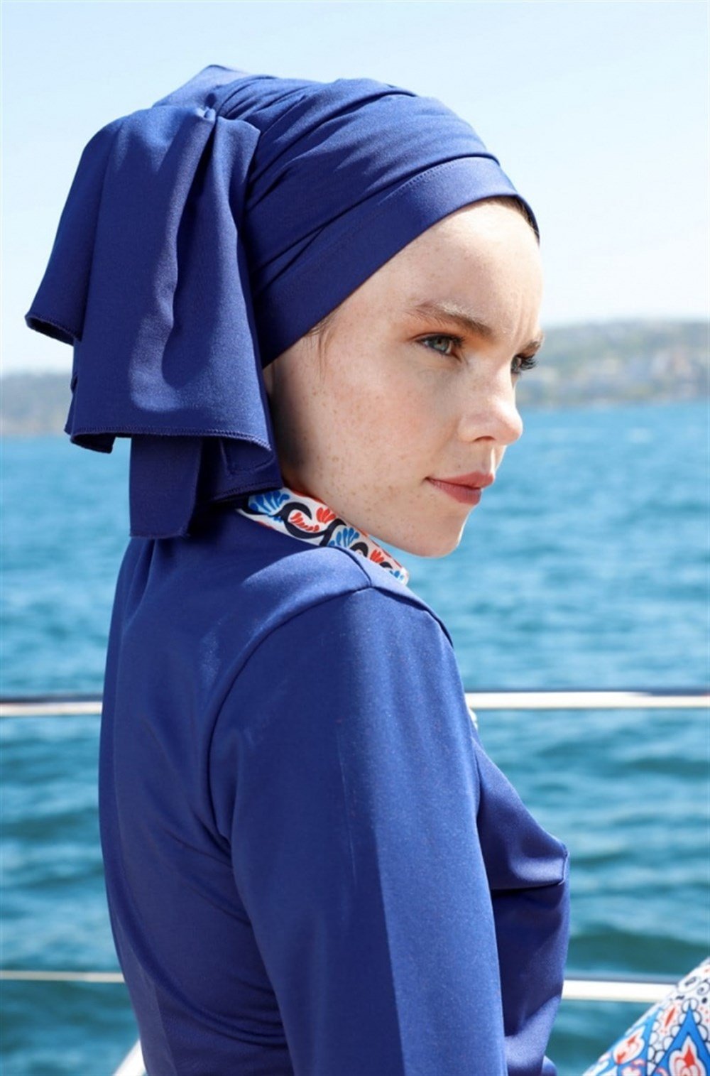 Saks Mavi Tarz Deniz Bonesi