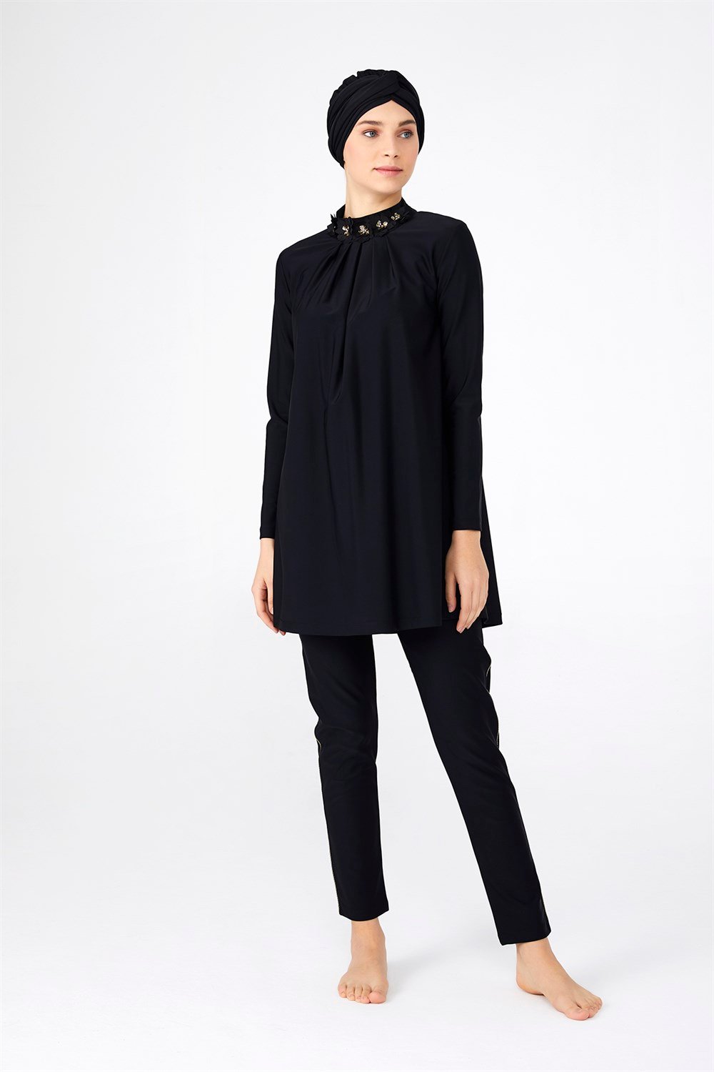 Tasarım Boynu Çiçekli Likralı Tam Kapalı Tesettür Mayo 4254 Siyah