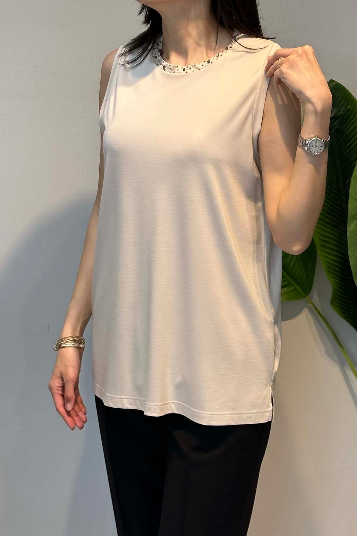 Yakası İşlemeli Sıfır Kol Kısa Bambu Bluz 152 Taş