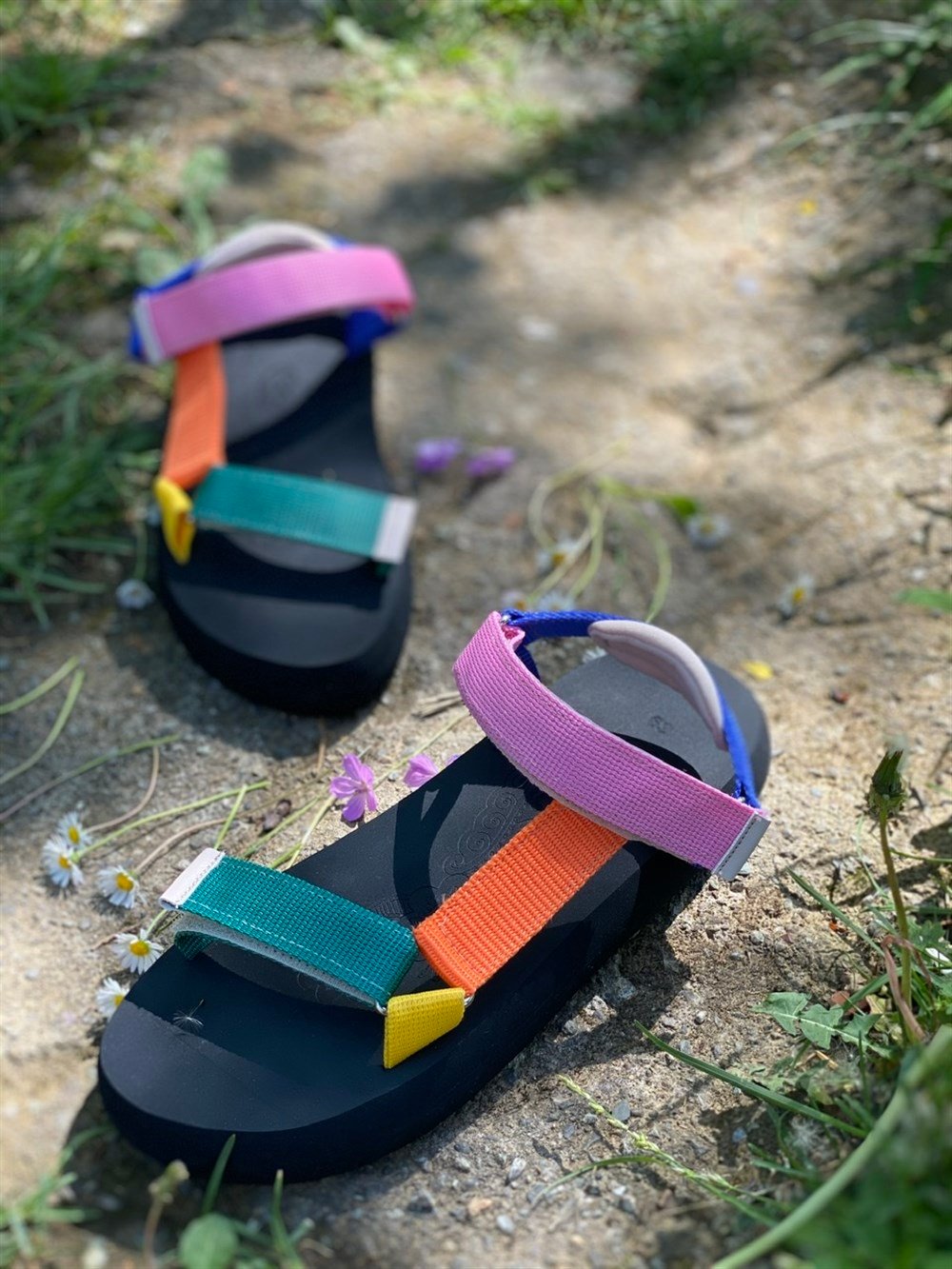 RENKLİ BANTLI SANDALET