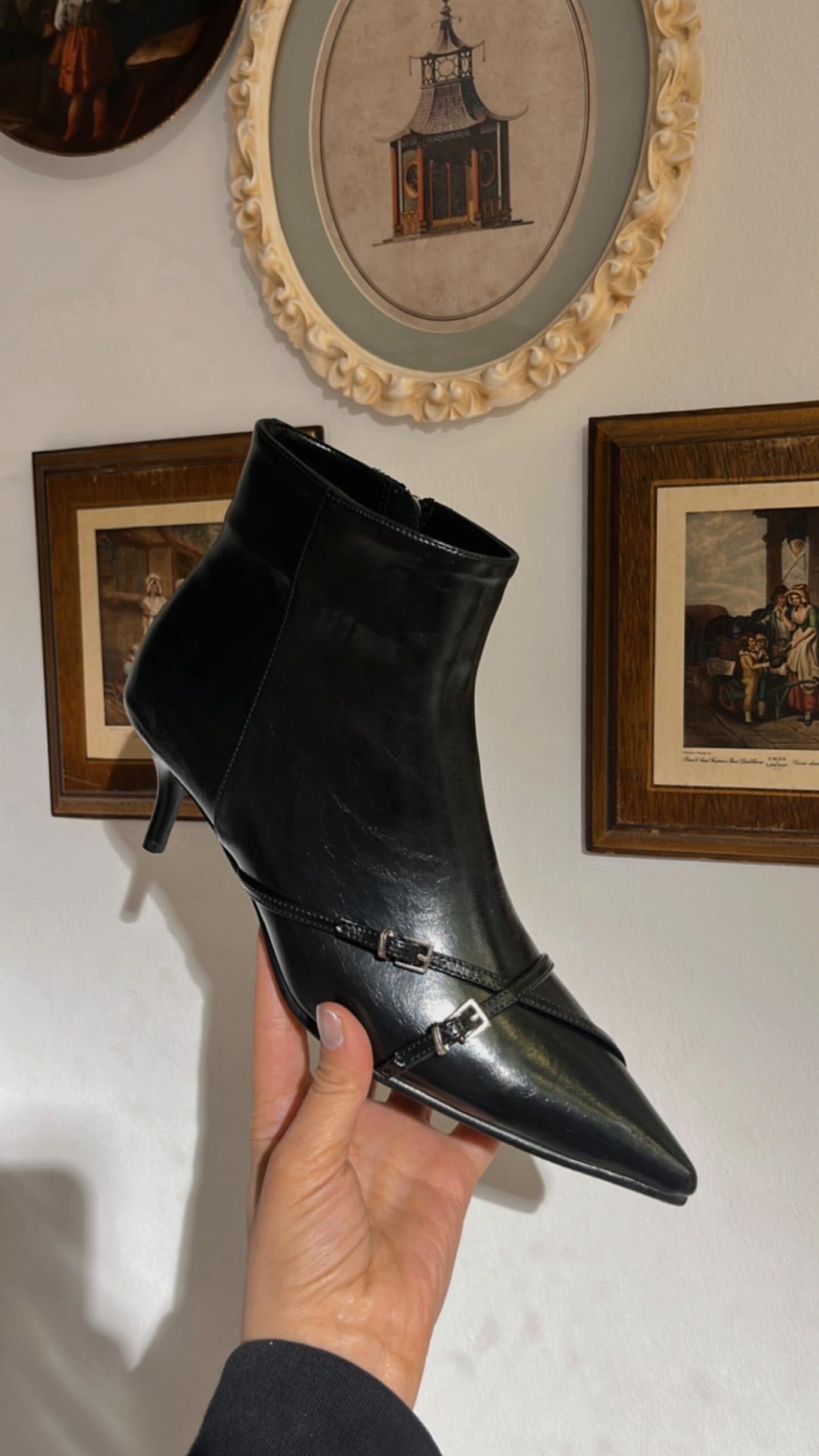 SİYAH ÇAPRAZ SİVRİ TOPUKLU BOT