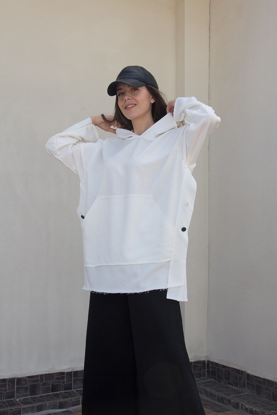 Düğme Detayl Uzun Salaş Sweatshirt - Beyaz - Dominatrend