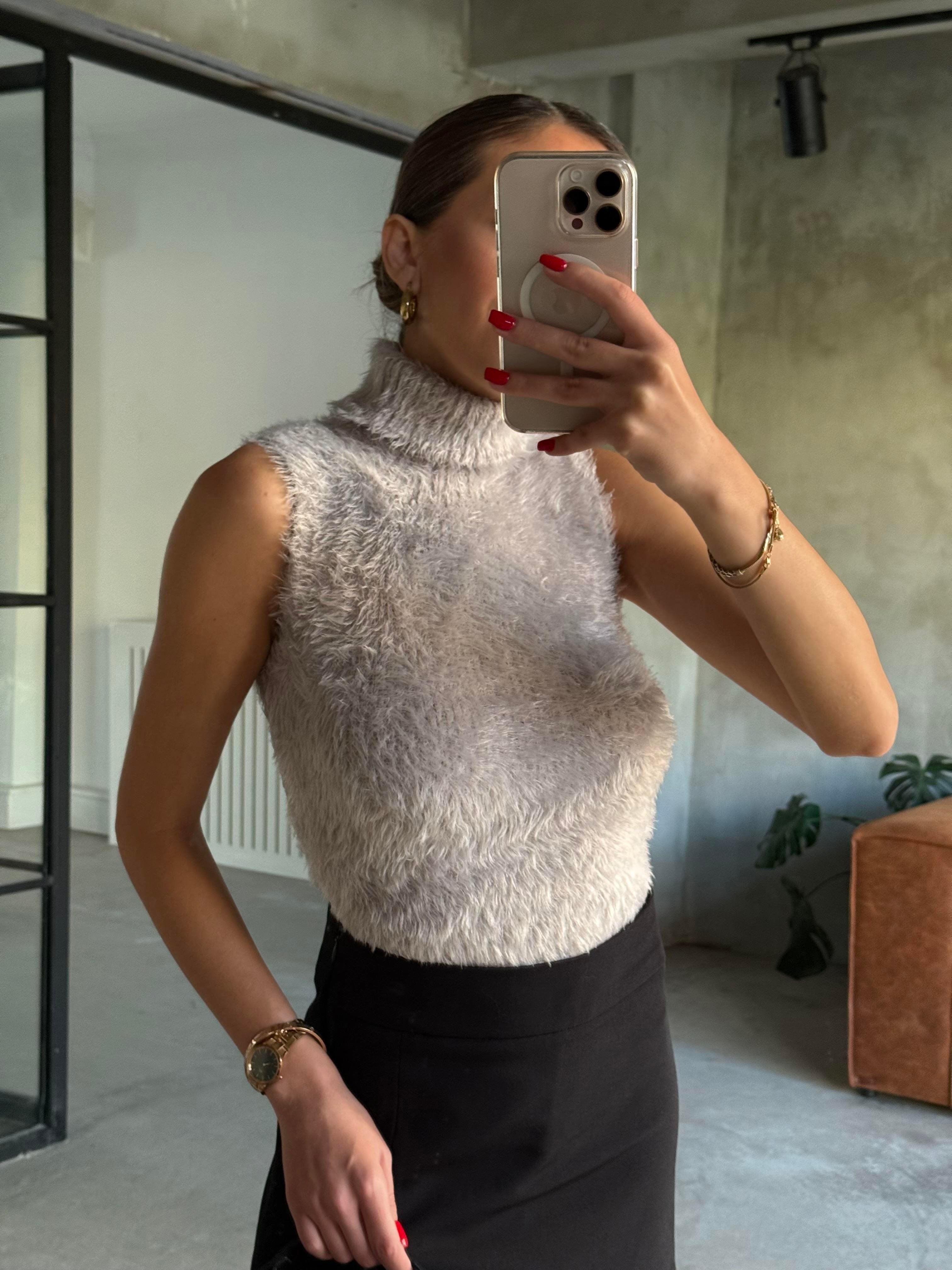 Gri Boğazlı Kolsuz Peluş Bluz - Dominatrend