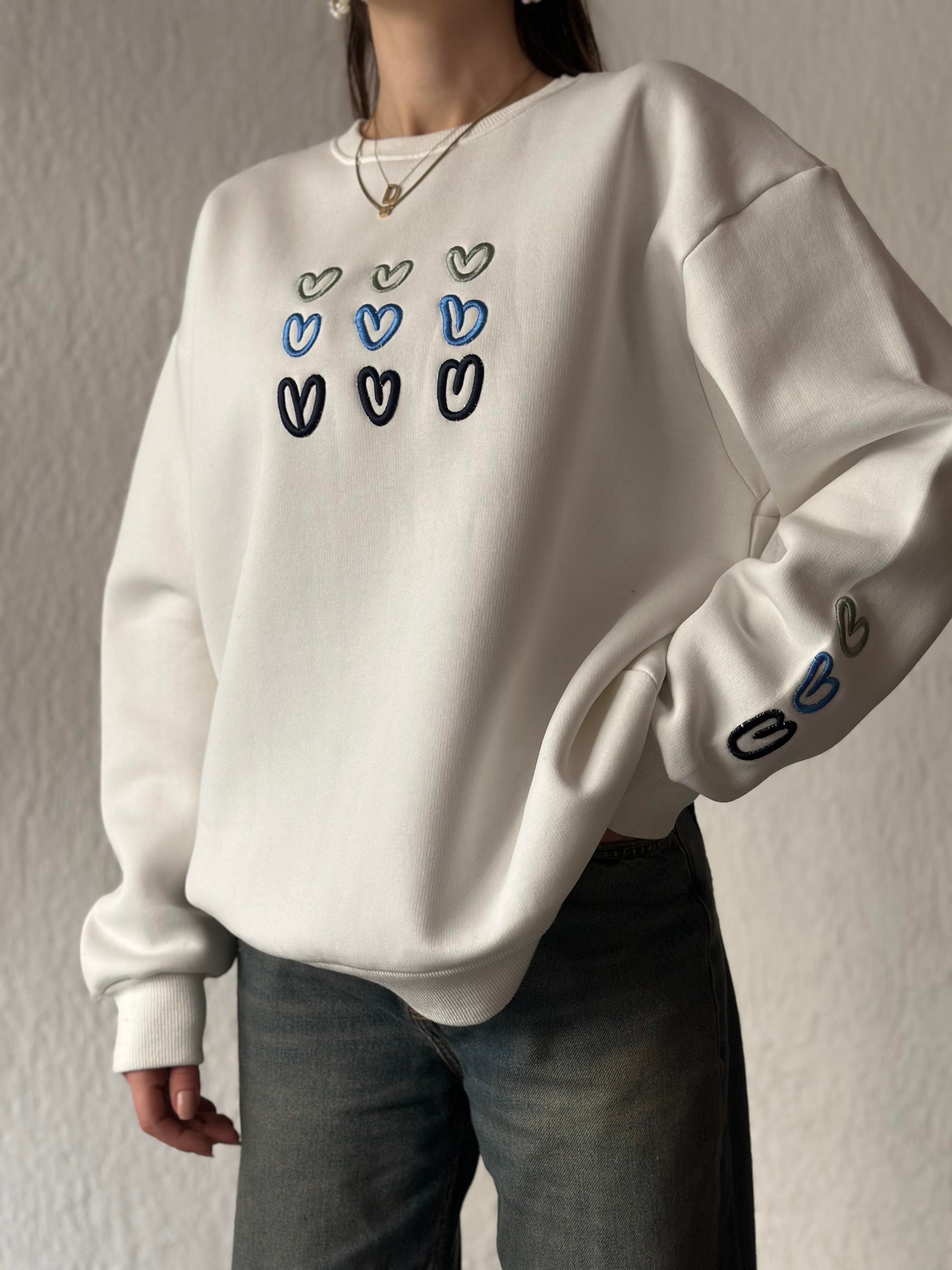 Kalp Nakışlı Oversize Sweatshirt- Beyaz - Dominatrend