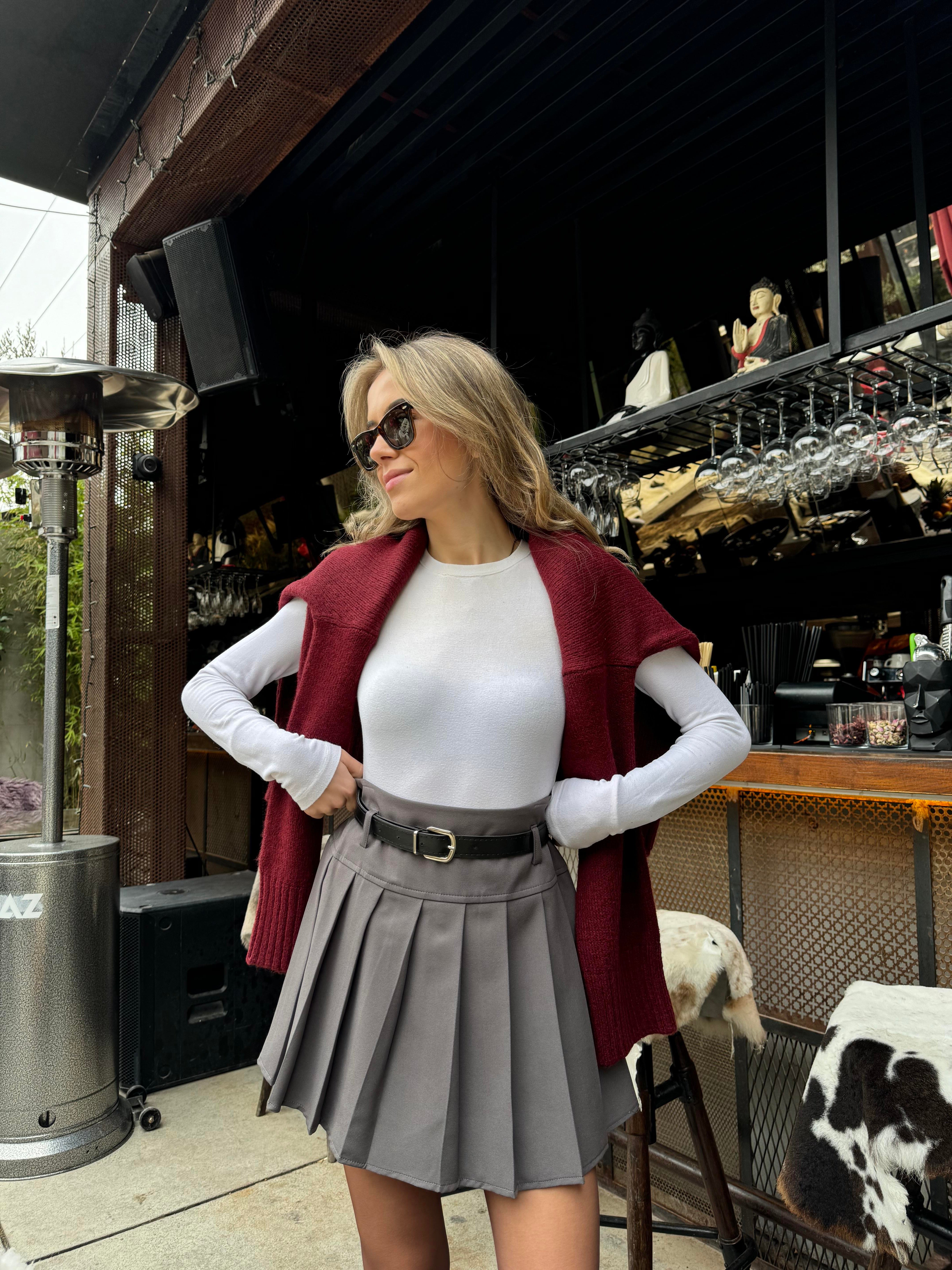 Piliseli Kemerli Mini Etek - Gri - Dominatrend