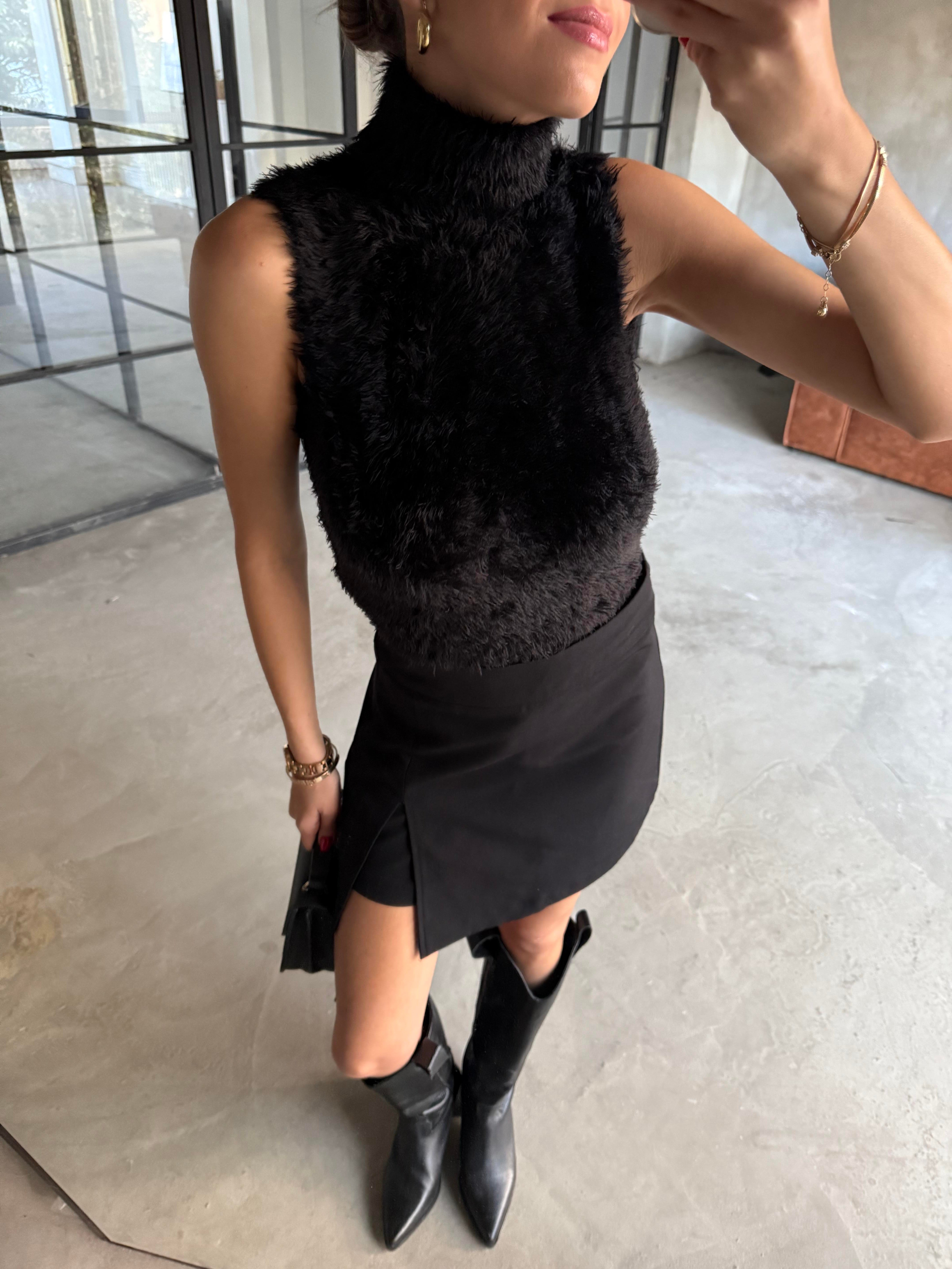 Siyah Boğazlı Kolsuz Peluş Bluz - Dominatrend