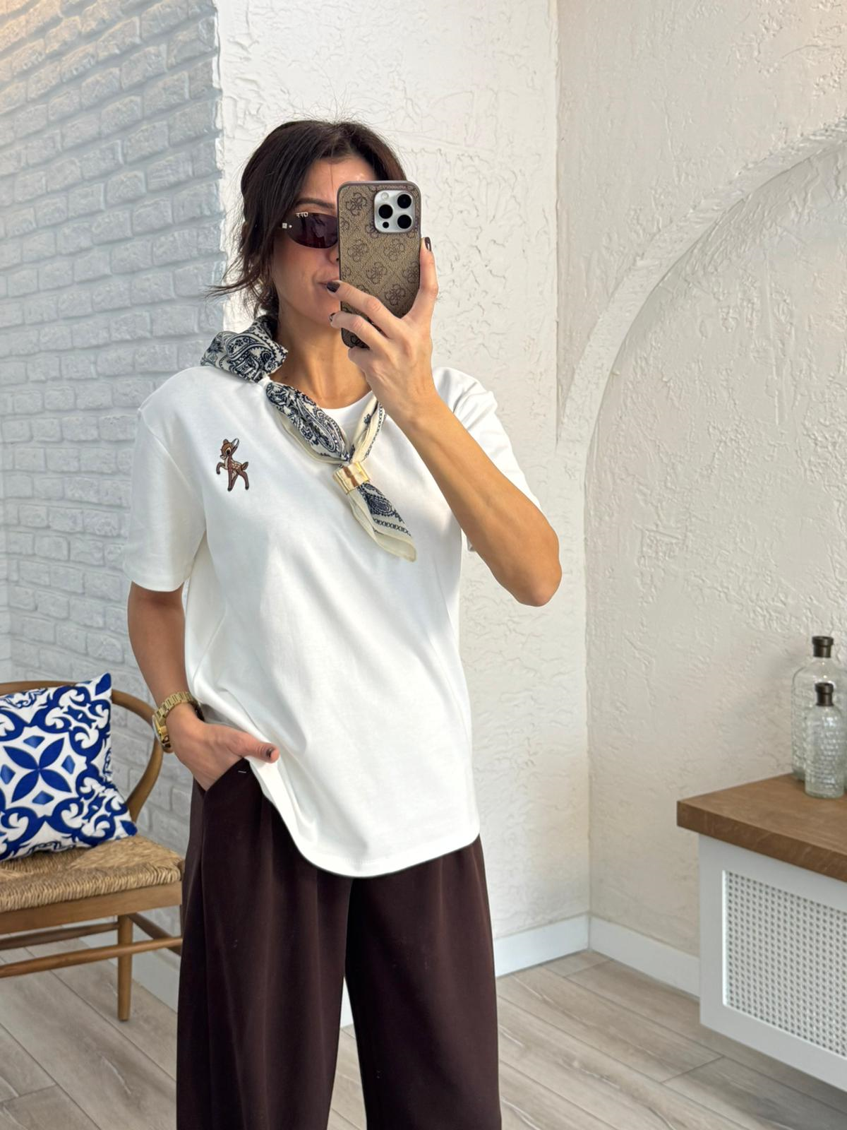 Bisiklet Yaka Fular Detaylı Geyik Nakışlı kısa kol Tshirt Ekru