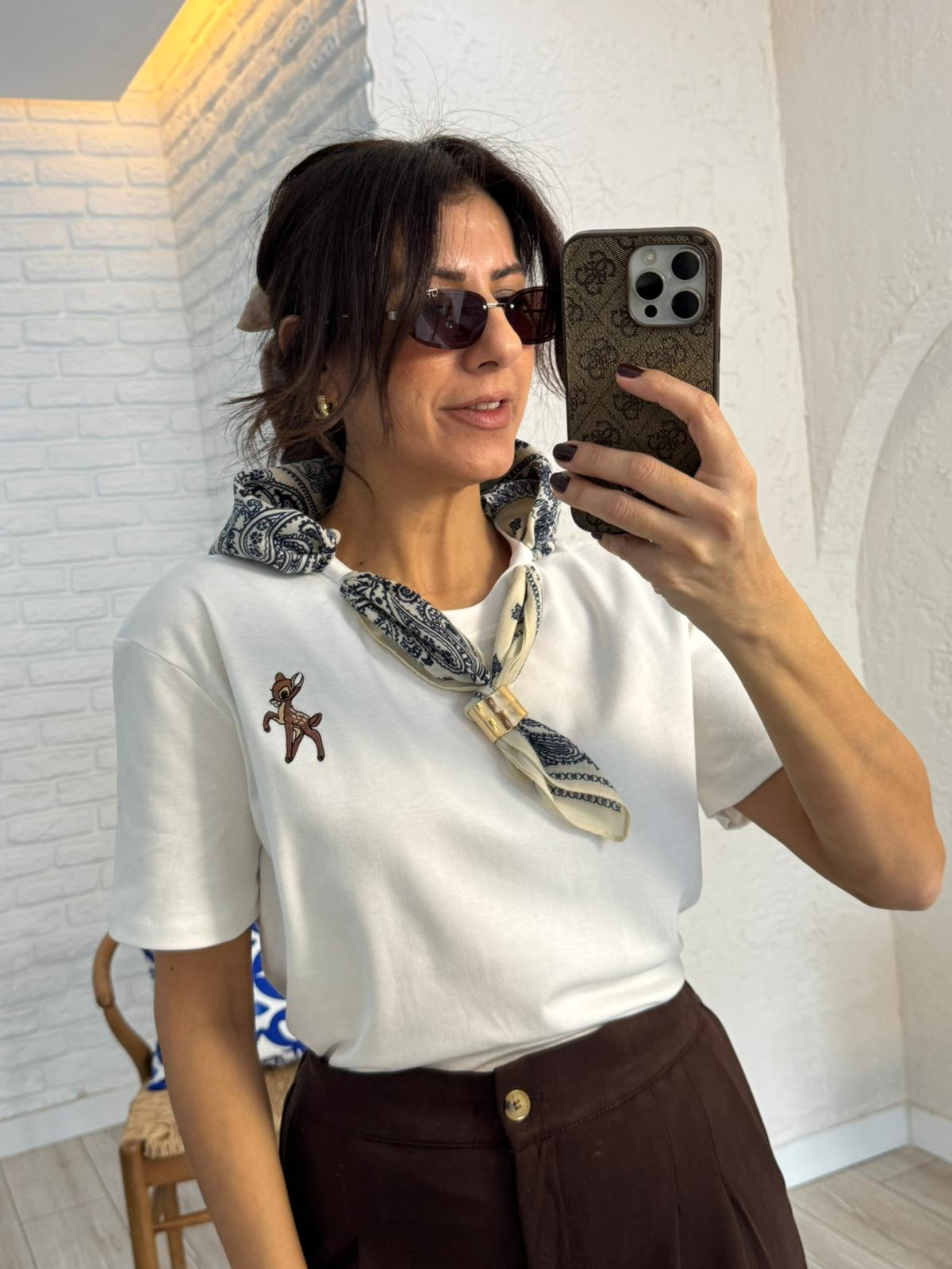 Bisiklet Yaka Fular Detaylı Geyik Nakışlı kısa kol Tshirt Ekru