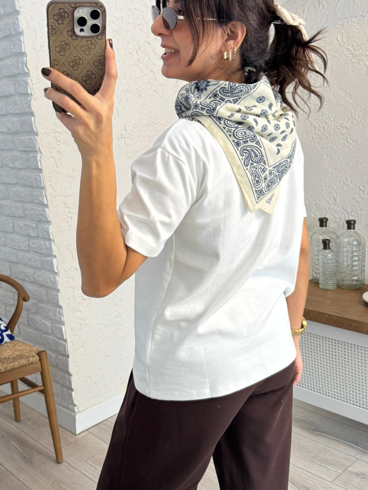 Bisiklet Yaka Fular Detaylı Geyik Nakışlı kısa kol Tshirt Ekru
