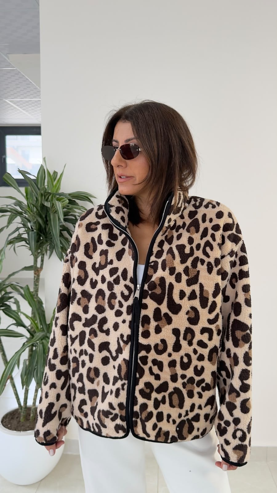 İri Leopar Desenli Siyah Biyeli Fermuarlı Polar Ceket