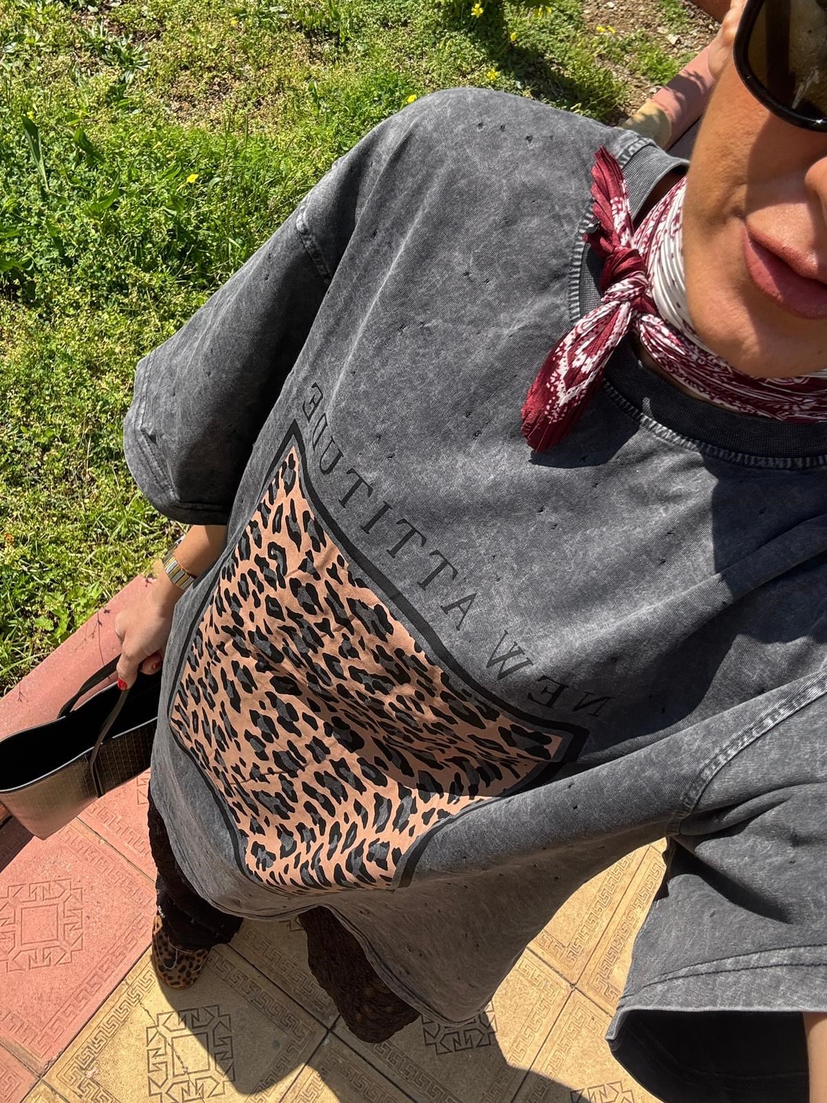 Leopar Baskılı Minik Delikli Oversize Tişört Antrasit 