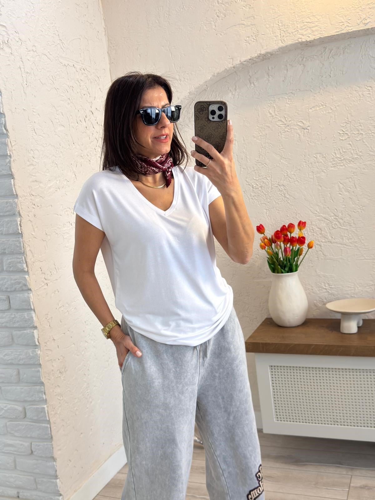 V yaka Yumuşak Doku Dökümlü Tişört Beyaz