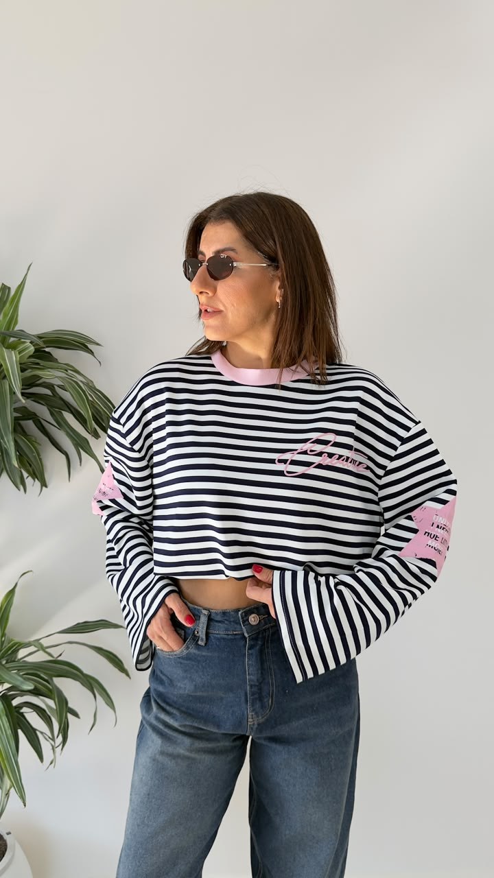 Yakası Pembe Geçişli Lacivert Çizgili Sweat-tişört