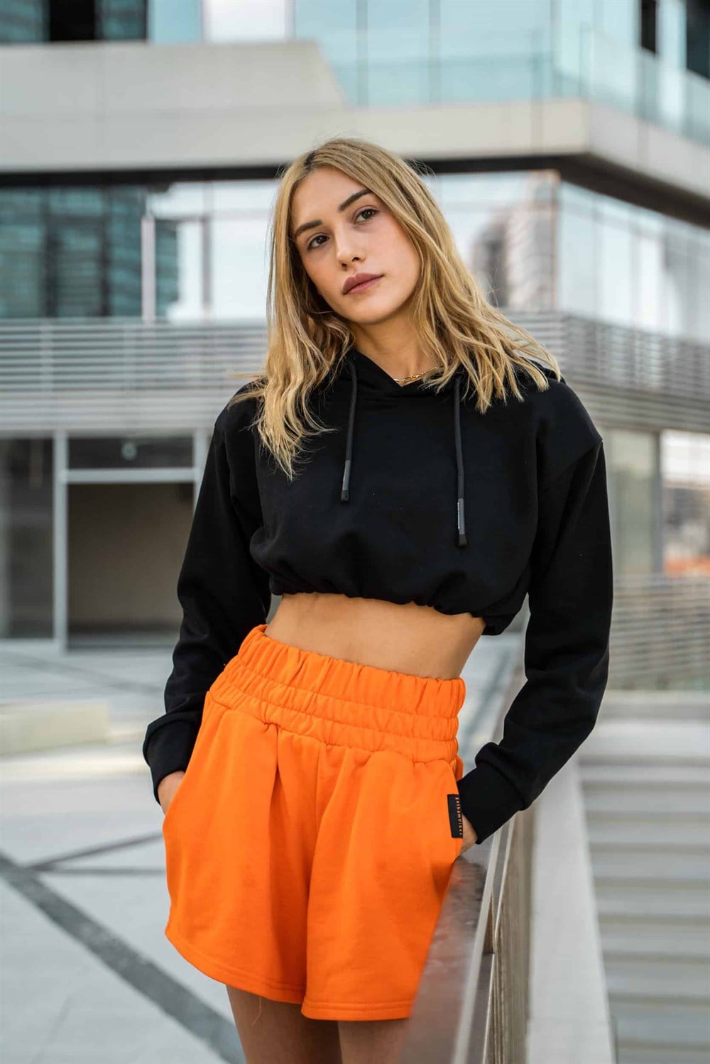 Kadın High Vatkalı Siyah Kısa Sweatshirt
