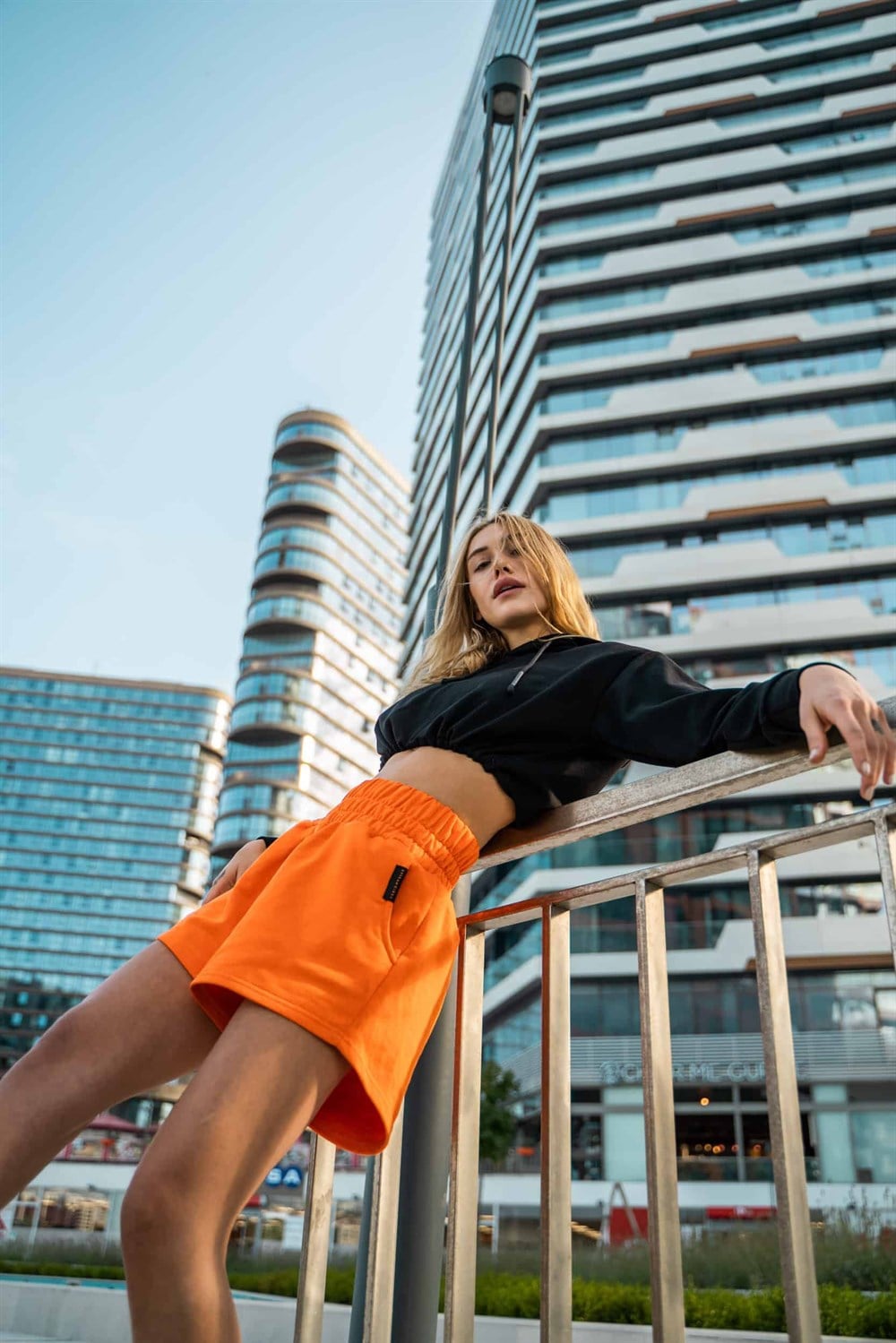 Kadın High Vatkalı Siyah Kısa Sweatshirt