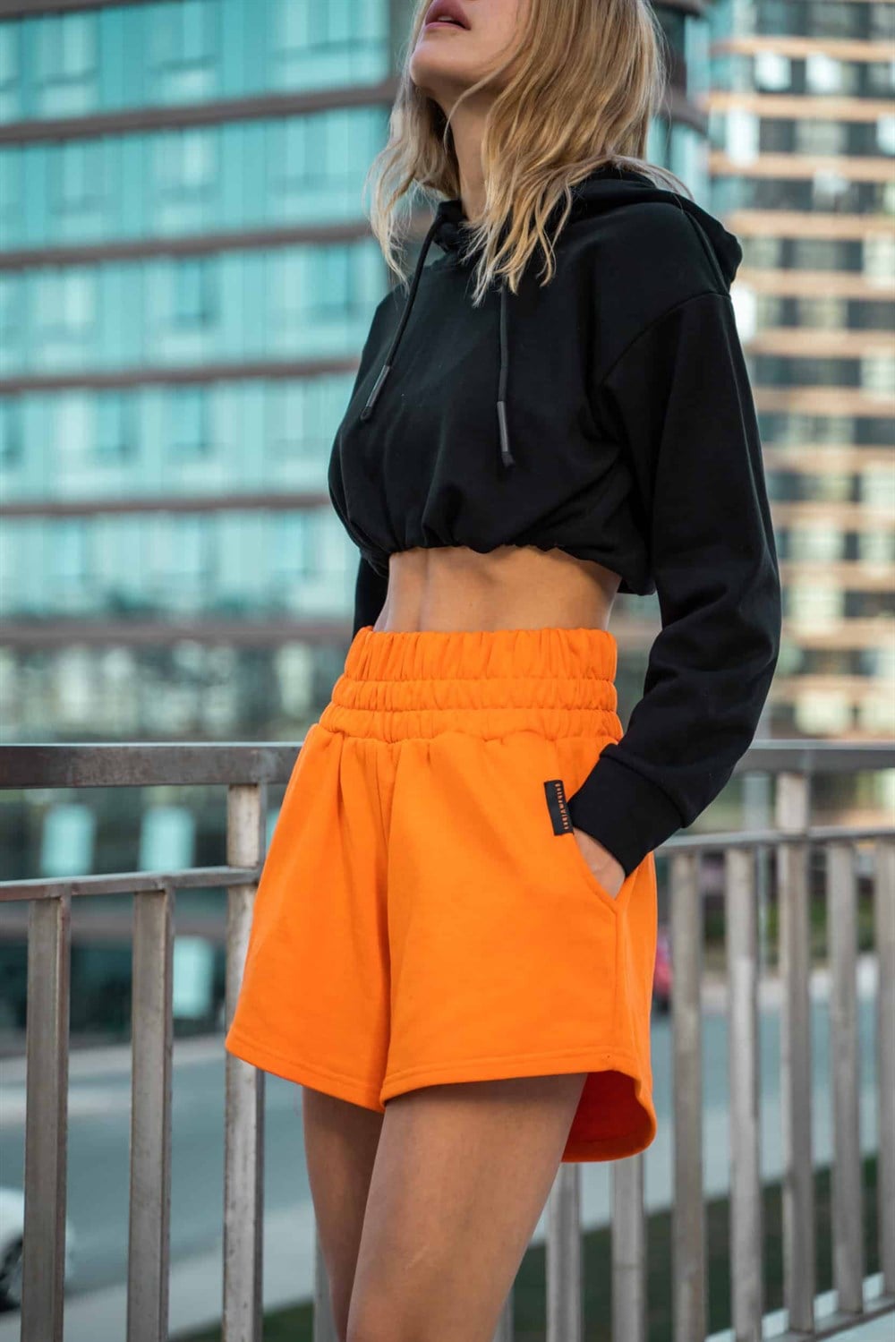Kadın High Vatkalı Siyah Kısa Sweatshirt