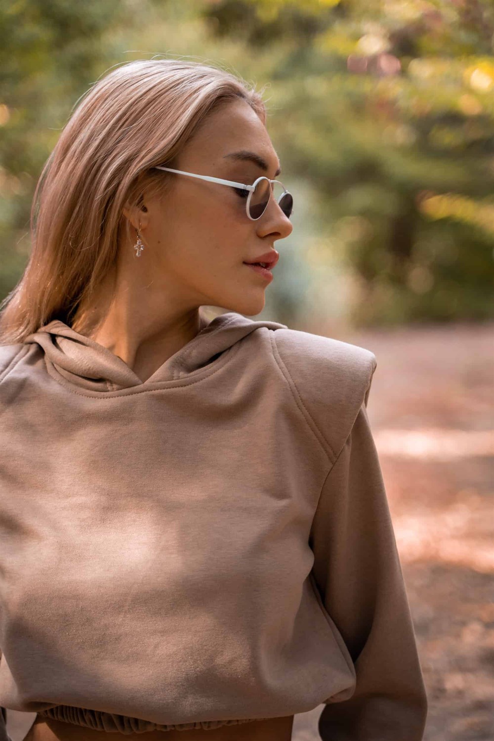 Kadın Vatkalı Kapşonlu Bej Kısa Sweatshirt