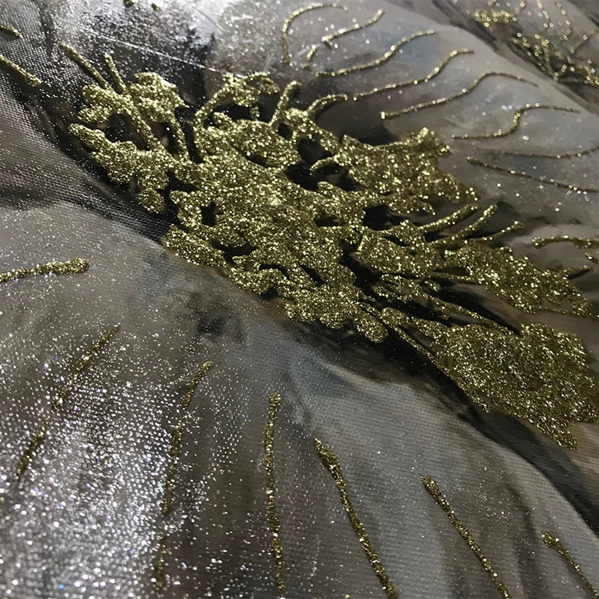 Beyaz ve Gold Simli Modern Çiçek Kanvas Tablo Beyaz ve Gold Simli Modern Çiçek Kanvas Tablo Simli Çiçek Tabloları KARAHAN ÇERÇEVE ve KANVAS TABLO