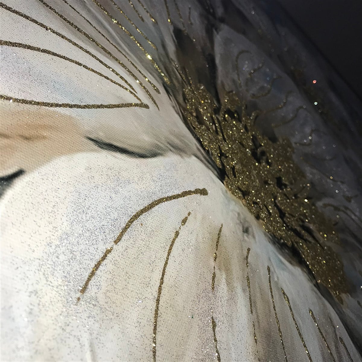 Beyaz ve Gold Simli Modern Çiçek Kanvas Tablo Beyaz ve Gold Simli Modern Çiçek Kanvas Tablo Simli Çiçek Tabloları KARAHAN ÇERÇEVE ve KANVAS TABLO
