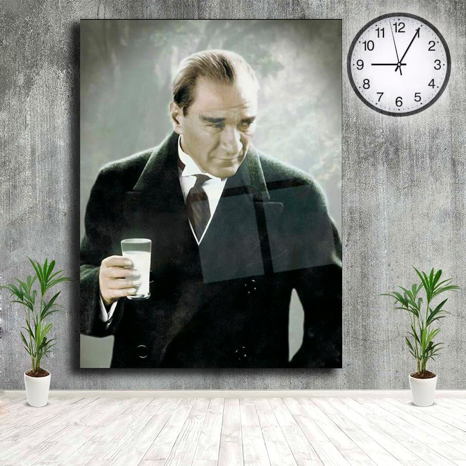 Cam Tablo Elinde Bardak İle Mustafa Kemal AtatürkCam Tablo Elinde Bardak İle Mustafa Kemal AtatürkCam Atatürk Tabloları