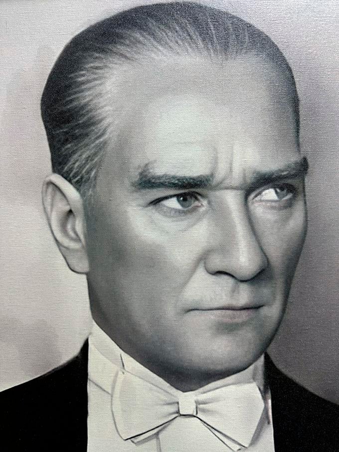 Cumhur Bşkanı Kıyafetli Kalın Çerçeveli Atatürk TablosuCumhur Bşkanı Kıyafetli Kalın Çerçeveli Atatürk TablosuKanvas Atatürk Tabloları