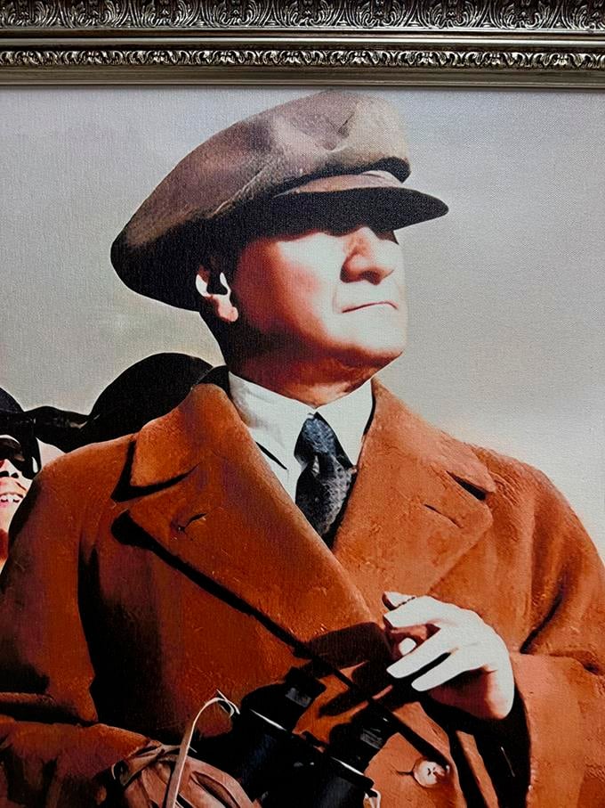 Elinde Dürbün ile Gökyüzüne Bakan Mustafa Kemal Atatürk TablosuElinde Dürbün ile Gökyüzüne Bakan Mustafa Kemal Atatürk TablosuKanvas Atatürk Tabloları