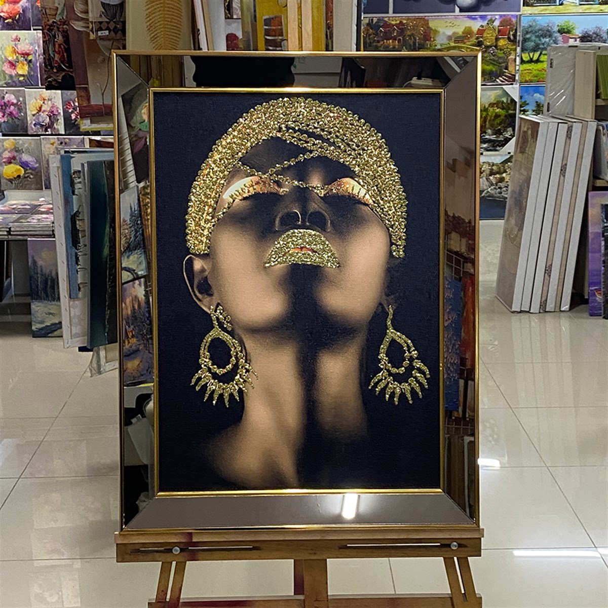 Gold Aynalı Altın Simli Afrikalı Kadın Tablosu Gold Aynalı Altın Simli Afrikalı Kadın Tablosu Ayna Çerçeveli Tablolar KARAHAN ÇERÇEVE ve KANVAS TABLO