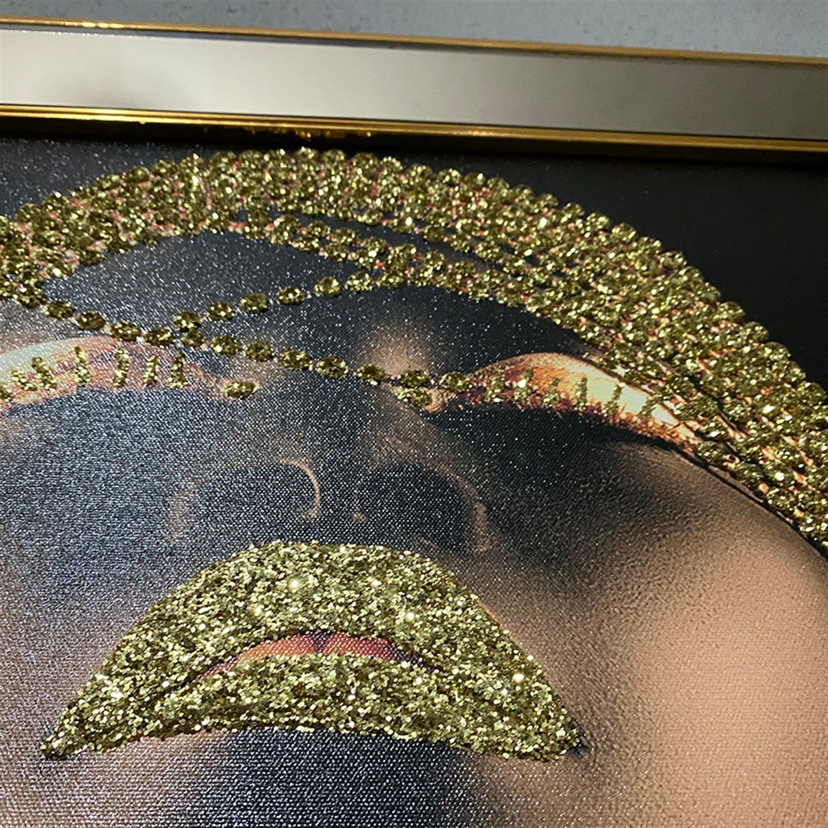 Gold Aynalı Altın Simli Afrikalı Kadın Tablosu Gold Aynalı Altın Simli Afrikalı Kadın Tablosu Ayna Çerçeveli Tablolar KARAHAN ÇERÇEVE ve KANVAS TABLO