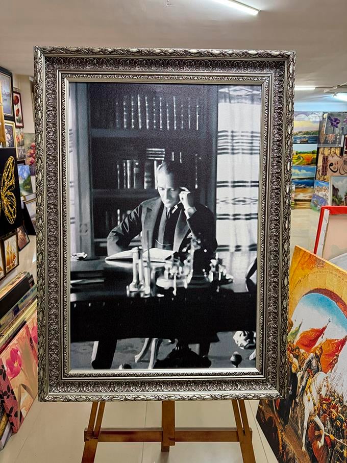 Makam Odasında Mustafa Kemal Atatürk TablosuMakam Odasında Mustafa Kemal Atatürk TablosuKanvas Atatürk Tabloları