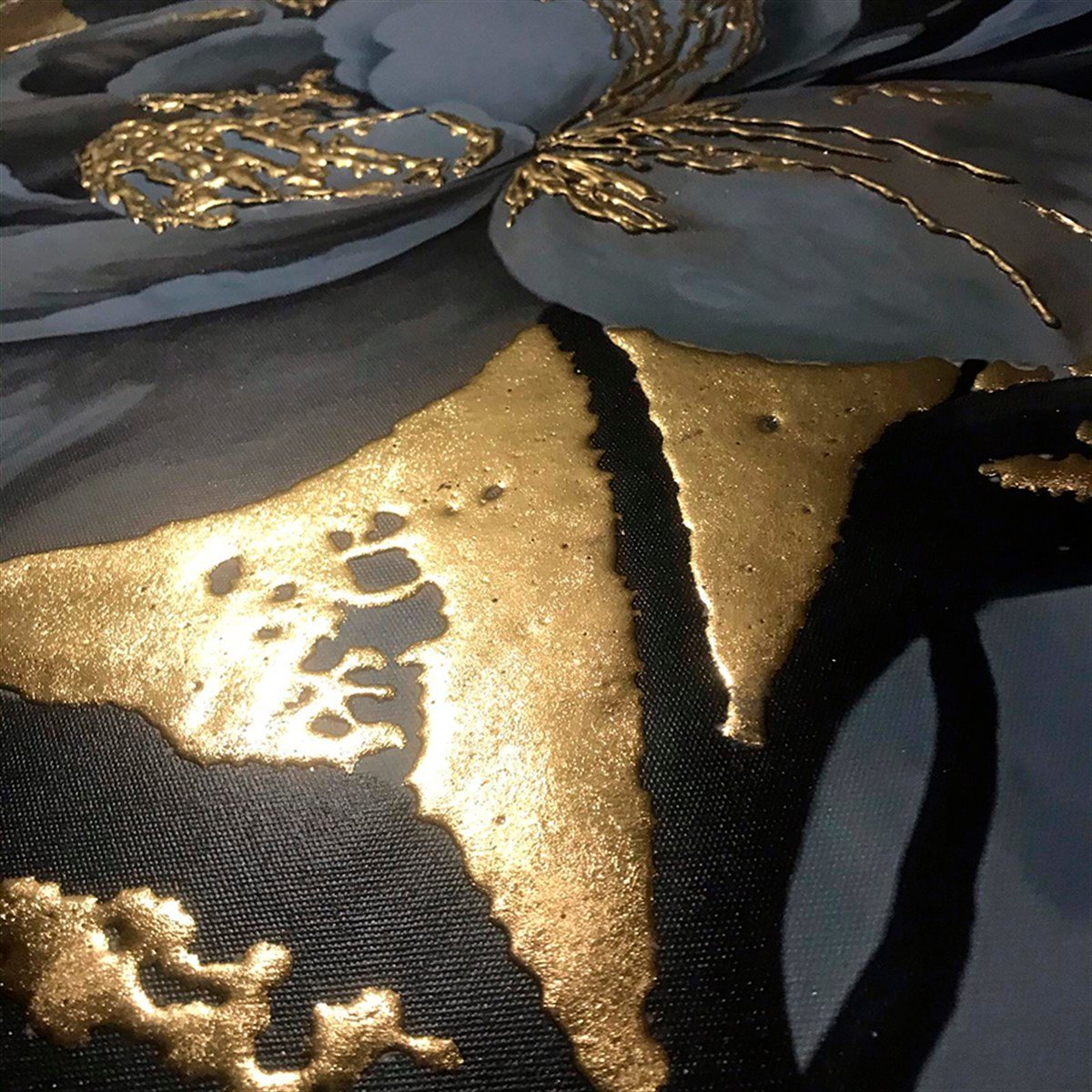Modern Beyaz Çiçek Kanvas Tablo Gold Varak İşlemeli Modern Beyaz Çiçek Kanvas Tablo Gold Varak İşlemeli | Dokulu Tablo Modelleri Simli Çiçek Tabloları KARAHAN ÇERÇEVE ve KANVAS TABLO