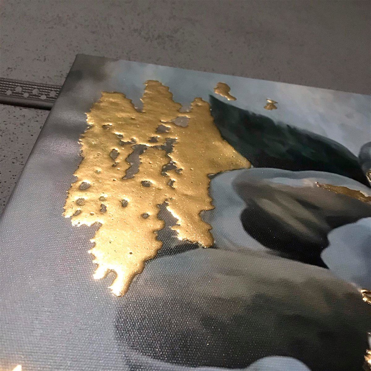 Modern Beyaz Çiçek Kanvas Tablo Gold Varak İşlemeli Modern Beyaz Çiçek Kanvas Tablo Gold Varak İşlemeli | Dokulu Tablo Modelleri Simli Çiçek Tabloları KARAHAN ÇERÇEVE ve KANVAS TABLO