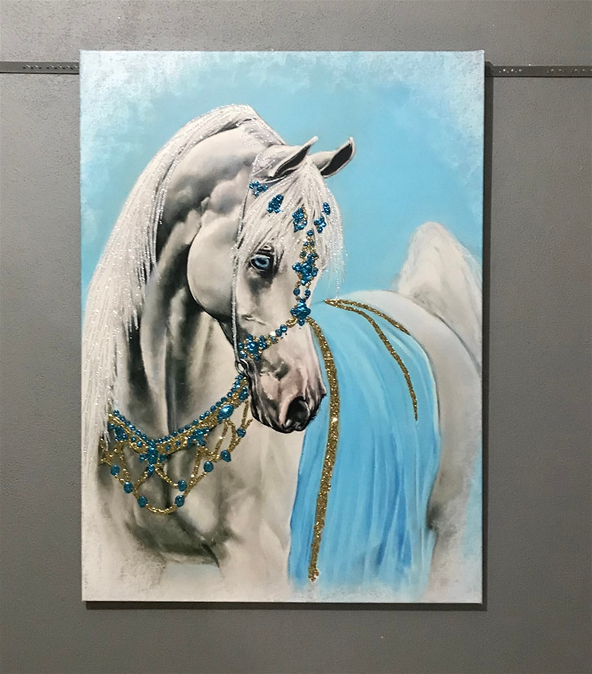 Renkli Sim İşlemeli Beyaz At Kanvas Tablo Renkli Sim İşlemeli Beyaz At Kanvas Tablo | Simli Kanvas Tablo Modelleri Simli Hayvan Tabloları KARAHAN ÇERÇEVE ve KANVAS TABLO