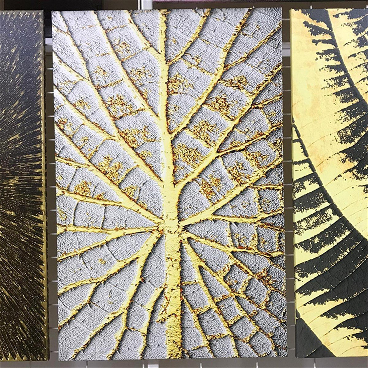 Soyut Kanvas Tablo Altın 3 Parça Set 100 Soyut Kanvas Tablo Altın 3 Parça Set | Çerçeveli Modern Kanvas Tablo Modelleri 3 lü Kanvas Tablo KARAHAN ÇERÇEVE ve KANVAS TABLO