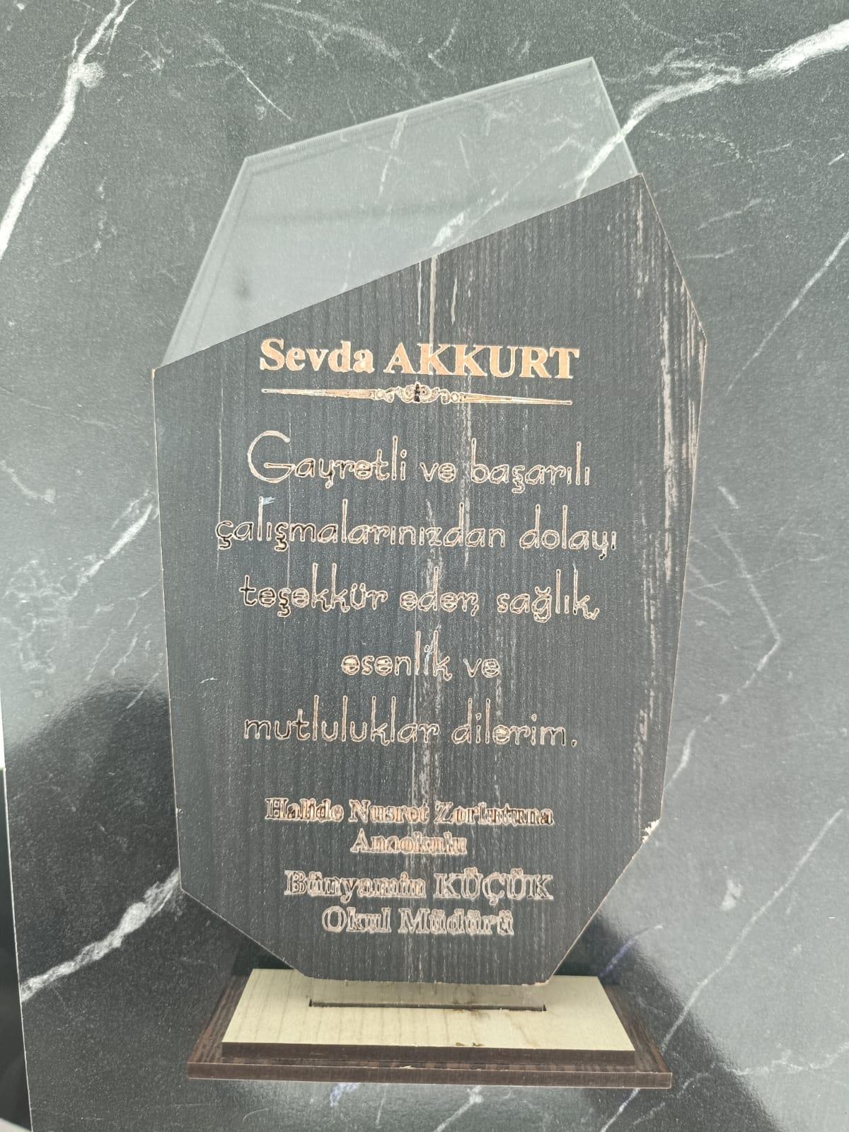 Okulekspres Kişiye Özel MDF Pleksi Detaylı Plaket | Ödül Töreni – Kurumsal – Öğretmen – Öğrenci – Anı Hediyesi