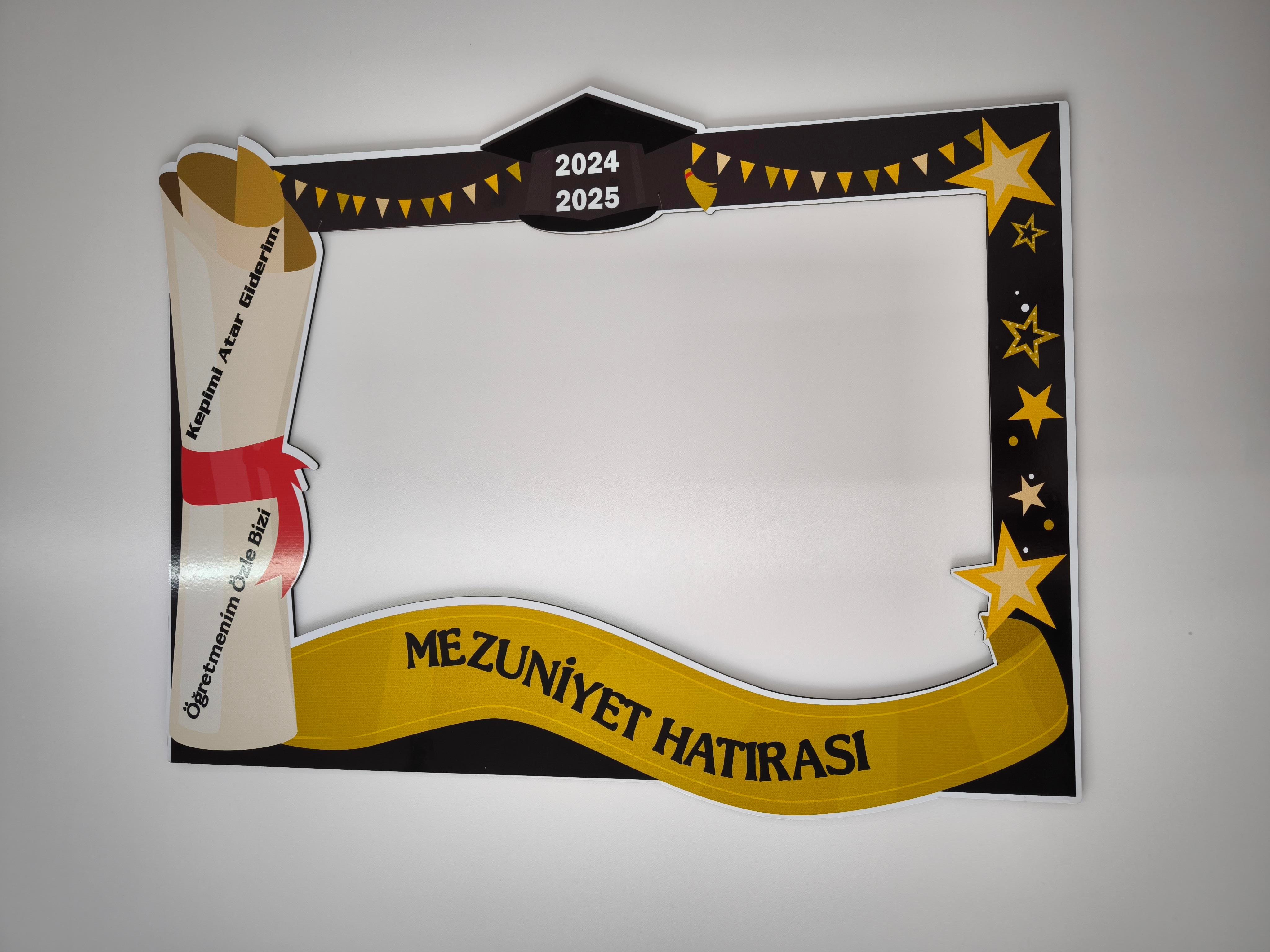 Okulekspres MDF Mezuniyet Fotoğraf Çerçevesi (53x70) – Okul Öncesi ve İlkokul İçin Renkli Hatıra Köşesi Mezuniyet Hatırası Fotoğraf Çerçevesi – Eğlenceli ve Şık Tasarım Mezuniyet Anılarını Ölümsüzleştir