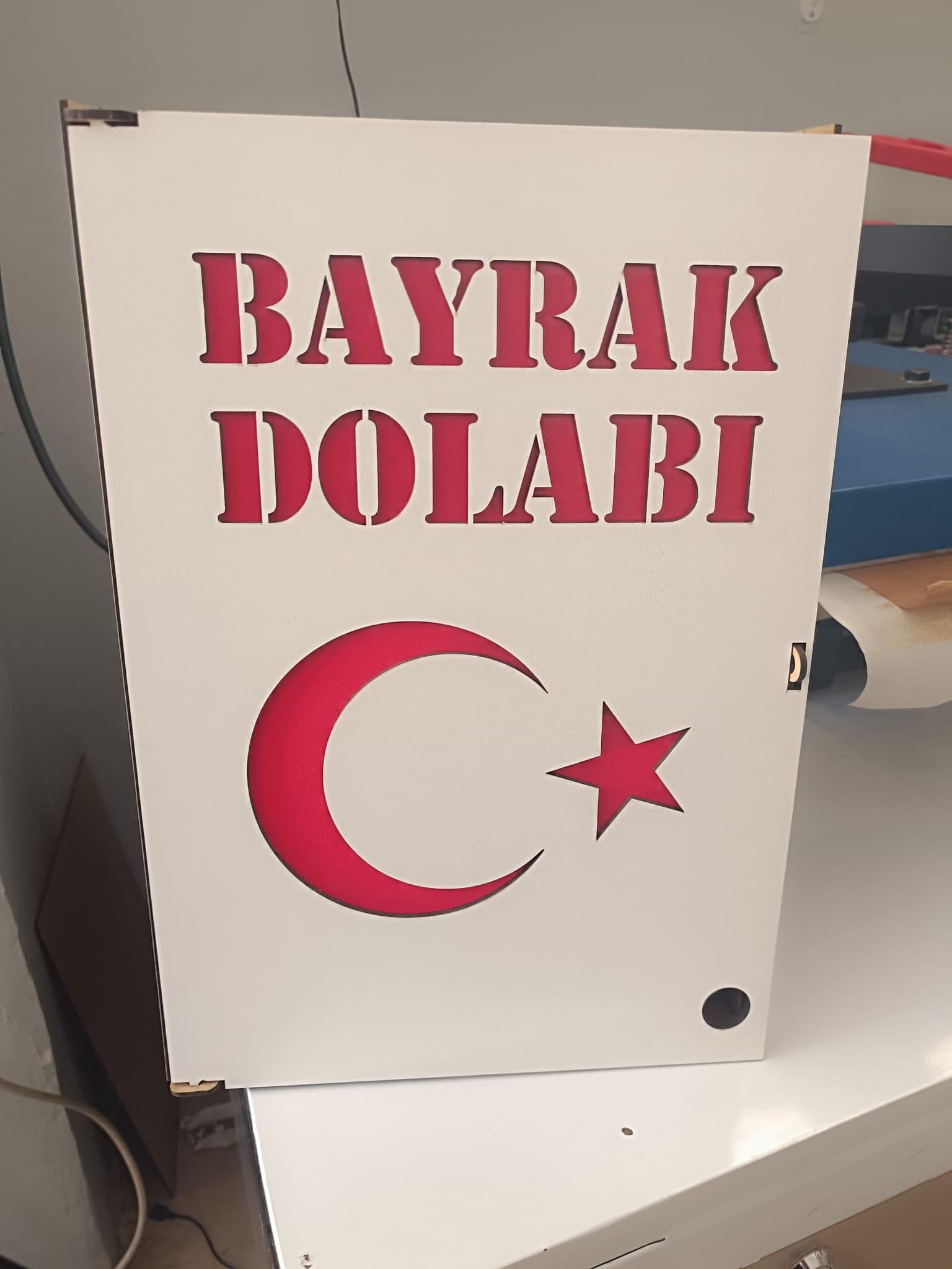 Okulekspres Okullar ve Resmi Kurumlar İçin Özel Tasarım MDF Bayrak Dolabı – Şık, Güvenli ve Fonksiyonel Saklama Çözümü
