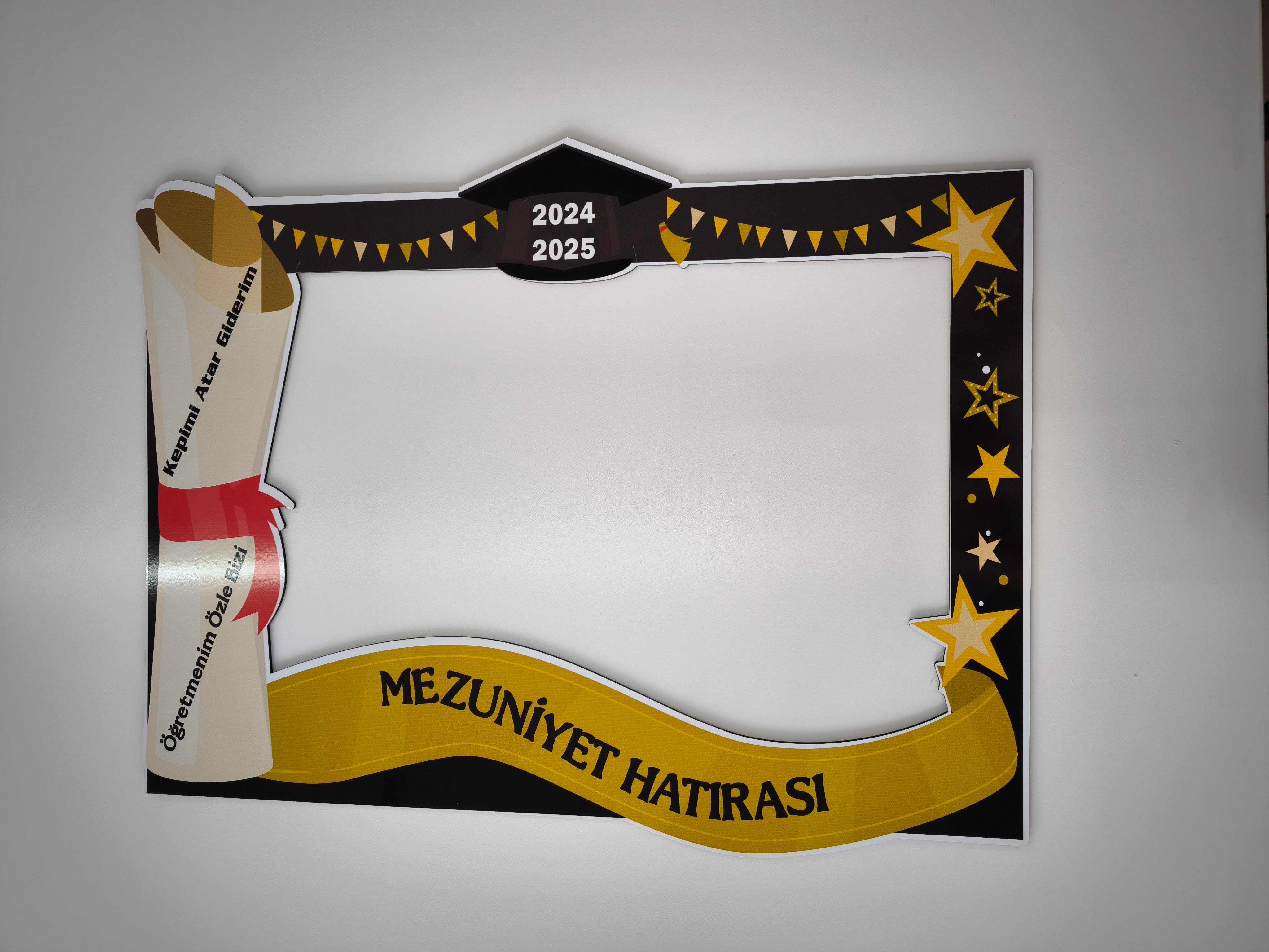 Okulekspres MDF Mezuniyet Fotoğraf Çerçevesi (53x70) – Okul Öncesi ve İlkokul İçin Renkli Hatıra Köşesi Mezuniyet Hatırası Fotoğraf Çerçevesi – Eğlenceli ve Şık Tasarım Mezuniyet Anılarını Ölümsüzleştir