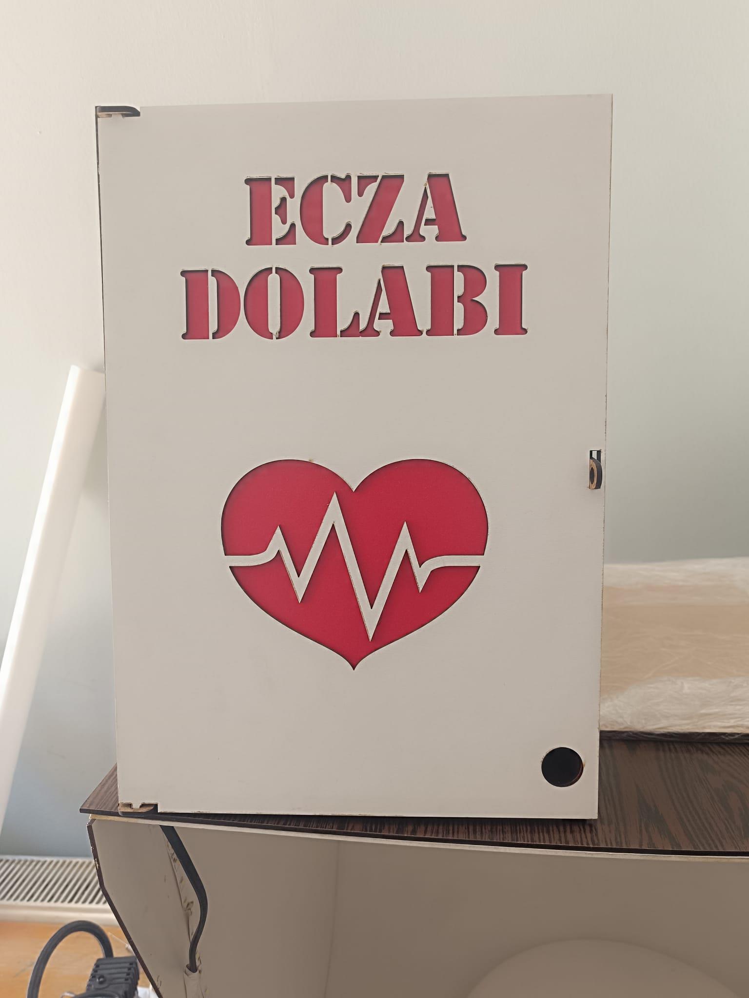 Okulekspres Okullarda ve Kurumsal Alanlarda Kullanıma Uygun MDF Malzemeden Üretilmiş, Duvara Monte Edilebilir İlk Yardım ve Ecza Dolabı – İç Malzeme Hariç Dekoratif ve Fonksiyonel Tasarım 