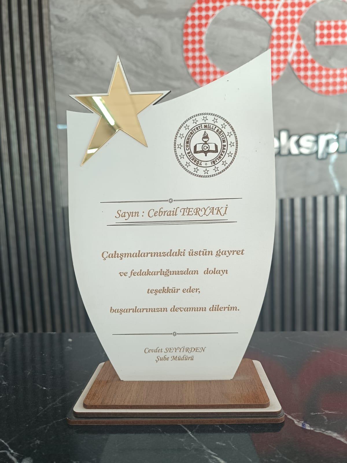 Okulekspres Kişiye Özel MDF Pleksi Detaylı Plaket | Ödül Töreni – Kurumsal – Öğretmen – Öğrenci – Anı Hediye