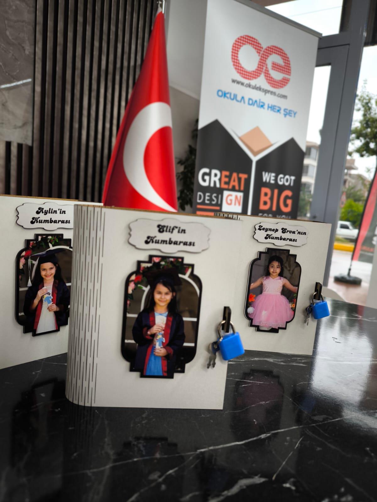 Okulekspres Kişiye Özel Fotoğraflı Mezuniyet Kumbarası – Öğrencilere Anlamlı ve Kalıcı Hediye | Karne ve Mezuniyet İçin Hatıra Tasarruf Kutusu