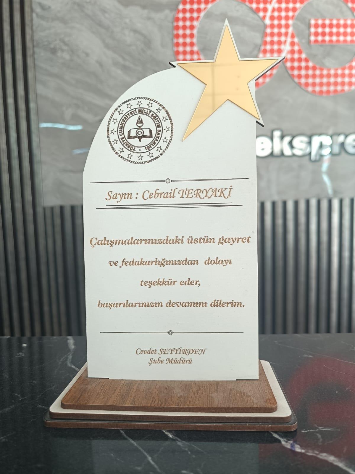 Okulekspres Kişiye Özel MDF Pleksi Detaylı Plaket | Ödül Töreni – Kurumsal – Öğretmen – Öğrenci – Anı Hediye
